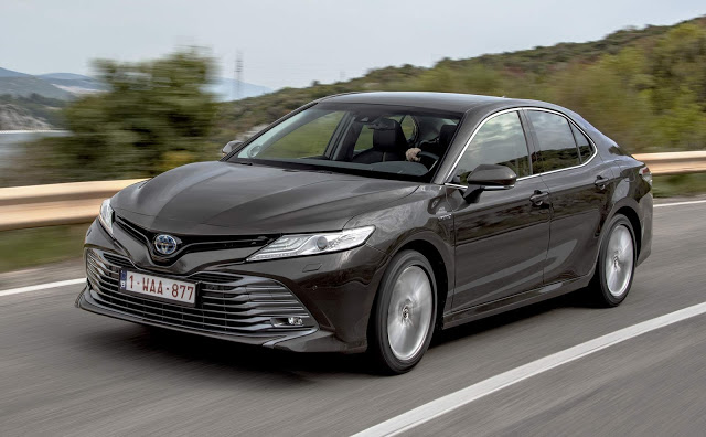 Toyota Camry 2020 chega com motor híbrido à Europa